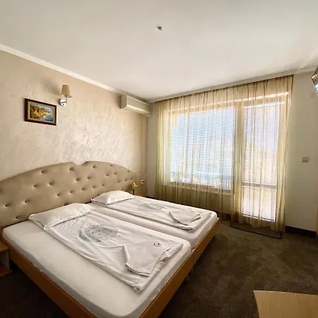 Хотел Family The Golden Fish 3*